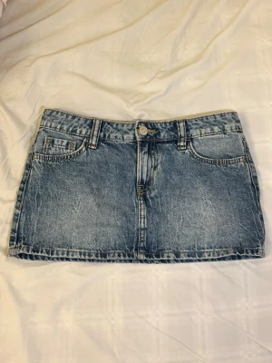 Kort jeanskjol - Snygg blå jeanskjol med snygga bakfickor 💗 Från H&M som inte säljs längre. Sparsamt använda