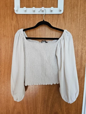 Vit sommartopp - Topp med flowy ärmar. Man kan ha den vanligt eller off shoulder.