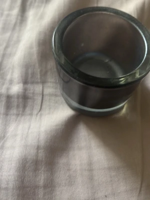 Grått glas i tjockt glas - Säljer ett stilrent grått glas med rund form och tjocka glasväggar. Perfekt till shots eller små drinkar. Glaset har en modern look och känns rejält i handen.