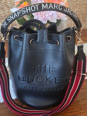 Bucketbag 🌿  - En väska i fint skick 🌿 Två remmar, den röda går att justera i olika längder 🌿 