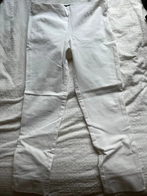 Vita jeans från Mango basics - Snygga vita jeans från Mango basics i klassisk rak modell. Byxorna har en stilren design utan slitningar och är tillverkade i ett mjukt bomullsmaterial med lite stretch. Perfekta att matcha med allt för en fräsch look.