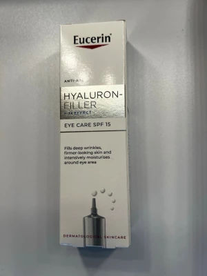 Eucerin Hyaluron-Filler Eye Care SPF 15 - Eucerin Hyaluron-Filler Eye Care SPF 15 är en ögonkräm som fyller ut djupa rynkor, ger fastare hud och återfuktar intensivt runt ögonområdet. Kommer i en vit förpackning med silverdetaljer och är dermatologiskt testad.