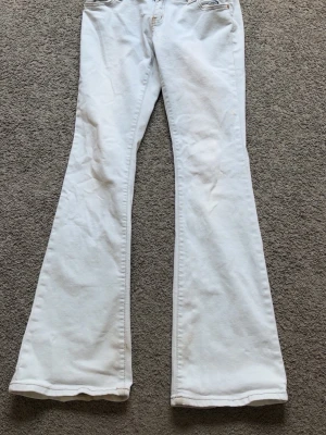 Ljus Brå utsvängda jeans med detaljer - Snygga ljus blåa jeans med utsvängda ben och coola knappdetaljer vid fickan. Dem är storlek XL men jag som har S i byxor kunde ha dem.