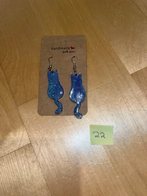 Korvakorut - Käyttämättömät korvakorut. Lahjaksi saatu, ja itse en pysty käyttämään. Koukkujen materiaali ei tiedossa. Eläintalous MMM Katsothan myös muut ilmoitukseni Tarjoa 