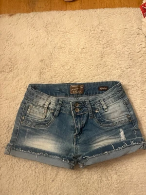 Lågmidjade jeansshorts  - Snygga blåa jeansshorts i bra skick! Midjemått-33cm