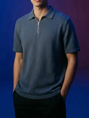 ASOS Blå piké med dragkedja - Snygg blå pikétröja med kort ärm och dragkedja framtill. Tröjan har klassisk krage och är tillverkad i ett mjukt, stickat material som ger en avslappnad men stilren look. Perfekt till jeans eller chinos för en clean outfit.
