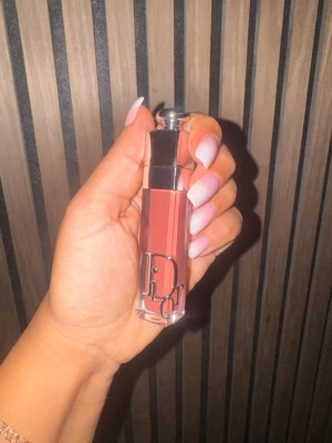 Ny dior addict maximizer rose nude läppglans  -  helt ny! Aldrig öppnad   I den populära färgen ”rose nude” 6 ml  Dior Addict Lip Maximizer är Diors ikoniska läppglans som återfuktar och fyller ut läpparna med maximal volymeffekt. Formulan är berikad med körsbärsolja och hyaluronsyra och består till 90 % av ingredienser av naturligt ursprung. Läpparna återfuktas i 24 timmar** och förhöjs med spegelglans för märkbart slätare och fylligare läppar