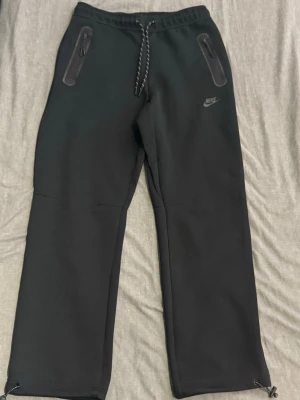 Svarta Nike tech byxa - Svarta Nike tech byxa nya modellen! Passar M och L den är som ny är inte använd mycket använt den ett par gånger.     ny pris ligger runt 1200 kr 