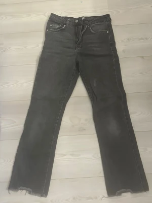 Svarta raka jeans med rå kant - Säljer ett par svarta jeans med rak passform och råa. OBS: SE FLÄCK! Annars i bra skick🌟🕺🏻