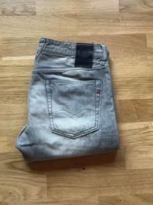 Replay Jeans - Säljer ett par ljusgrå jeans från Replay då de sällan kommit till användning. Skriv vid funderingar! 🌟