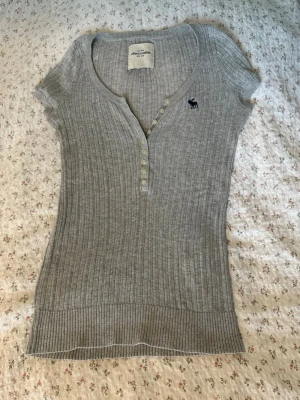 Abercrombie & Fitch - Kortärmad henley från Abercrombie & Fitch. Sitter som en s men är stretchig