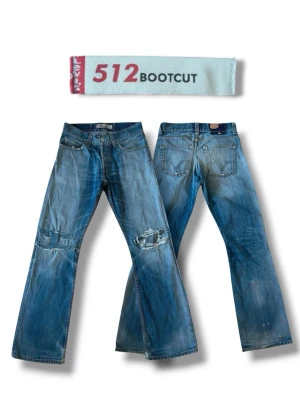Vintage levis bootcut 512 jeans - Ett par riktigt snygga vintage Levis jeans från 1997, i den sällsynta modellen bootcut 512. Feta slitningar och fades. Storlek W31/L34. Bra skick, alla hål är lagade (förutom några mindre som knappt syns, men om så önskas kan jag laga dem också, men det behövs inte enligt mig). Ingen heelbite. Tyvärr är den klassiska röda Levi's-etiketten på baksidan delvis borttagen. Hör av er i DMs om ni har några frågor. 