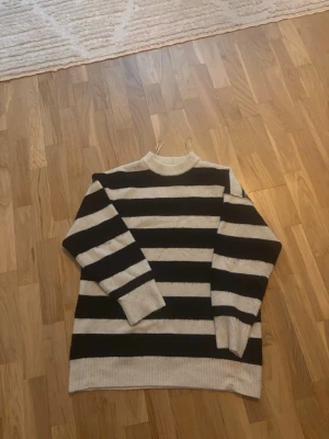 Stickad tröja - Stickad tröja från Zara. Storlek: S