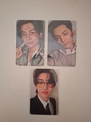 Desire Universe photocard set - Säljer ett set med tre Desire Universe photocards med olika motiv på framsidan och logotyp på baksidan. Korten är i plast och har färgerna svart, vit och grå med text i gult, vitt och svart. Perfekt för samlare av K-pop eller merch.