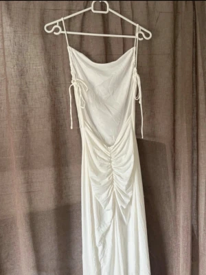 Öppenrygg klänning - Säljer denna superfina långklänningen från pull&bear! Klänningen har en öppenrygg och är endast använd en gång. Klänningen har ett litet märke framtill, men som inte syns alls (se bild) 