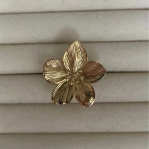 Blomm ring i Guld - Ringen är justerbar 