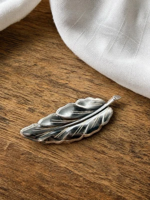 Vintage TeKa 835 silver  brosch  i form av löv - Snygg brosch i form av ett löv, tillverkad i 835 silver. Broschen har fina detaljerade ådringar och en blank finish som ger ett stilrent och naturinspirerat intryck. Perfekt accessoar för att ge din outfit en unik touch.