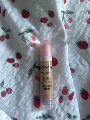 NYX Bare With Me Concealer Serum Beige - NYX Bare With Me Concealer Serum i nyansen Beige. Fick fel när jag beställde, så endast provat färgen en gång. Annars aldrig använd bortsett från det. 
