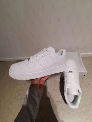 Nike Air Force 1 - Säljer ett par Nike Air Force 1 vita dom är storlek 44 och är storlek för mig. Jättebra kvalitet och skickas inom 24h. Har ni funderingar eller är intresserad skriv till mig.