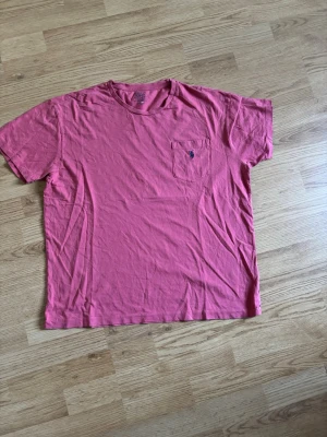 Rosa Ralph lauren t shirt stl M - En snygg klassisk t-shirt från märket Ralph lauren. Den är i storlek M. Den är tillverkad i mjukt bomull och är riktigt skön att ha på sig.    Polo Ralph Lauren  Storlek M  Pris går att diskuteras!  Skickar snabbt