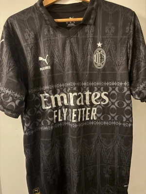 Svart AC Milan matchtröja  - Snygg svart AC Milan matchtröja, i nu skick ej användas mycket innan. Perfekt som present eller till sig själv, fraktar samma dag som köp