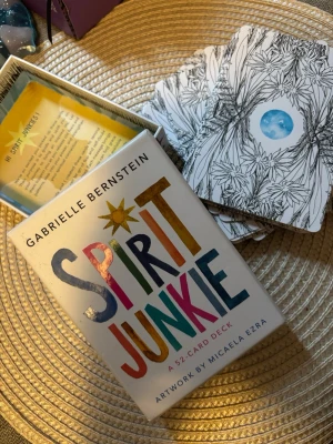 Spirit junkie deck - I nytt och mycket bra skick, guidebook medföljer självklart. Korten  är som nya och inte använda,  enbart tittat på korten. Varan finns på andra ställen också då jag vill få sålt så fort som möjligt. + Äkta kort, Ny pris i affär:  236kr (skickas samma dag eller dagen därpå, vid frågor tveka inte att höra av er ❤️) 