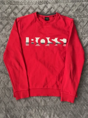 Röd sweatshirt från BOSS - Riktigt snygg använd men sparsamt inga fläckar 
