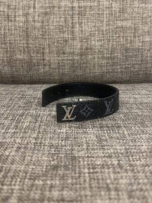 Armband - Säljer ett par fina L.V armband i färgen svart har haft under lite längre tid en av skruvarna har gått bort men det funkar fortfarande lika bra inget fel på den annars skicka gärna ett bud!