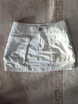 Vit miniskirt - Säljer denna kjol eftersom den inte kommer till andvändning, köpt på lager 157