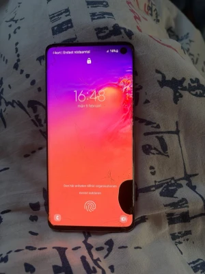 Samsung Galaxy S10 4G svart 128GB - Snygg Samsung Galaxy S10 i svart med 6,1-tums böjd AMOLED-skärm och trippelkamera på baksidan. Telefonen har fingeravtrycksläsare i skärmen, face-ID och stilren glasbaksida. Perfekt för dig som gillar Android och vill ha en kraftfull mobil med grym display. Har defekter på glaset som syns på bilderna. Medföljer ett svart skal. Laddare medföljer inte. Pris kan diskuteras!