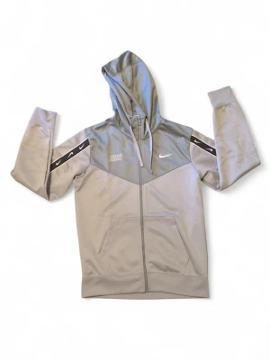 Grå Nike hoodie med dragkedja - Hej!😊 Jag säljer en grå Zip-up hoodie från Nike. Den är true to size och är storlek M. Inga defekter och är i bra skick. Fråga om du undrar något!🫵🌟 ‼️ Priset är inte hugget i sten‼️