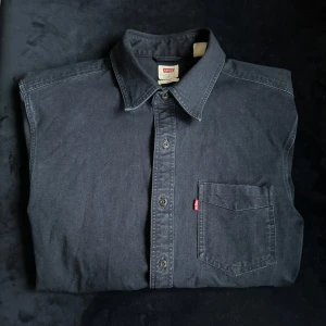 Mörkblå jeansskjorta från Levi's - Klassisk mörkblå jeansskjorta från Levi's med bröstficka.