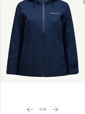 Mörkblå täck jacka och byxor från Peak Performance - Snygga mörkblå täckbyxor från Peak Performance med förstärkta svarta partier vid bensluten. Byxorna har rak passform och lite vida vid änden och är tillverkade i slitstarkt, vattenavvisande material som passar perfekt för vinterns alla äventyr.