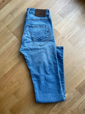 Replay Anbass W30 L32 - Säljer ett par feta slim fitt Replay Anbass i fint skick! Kom PM för fler bilder eller andra funderingar!