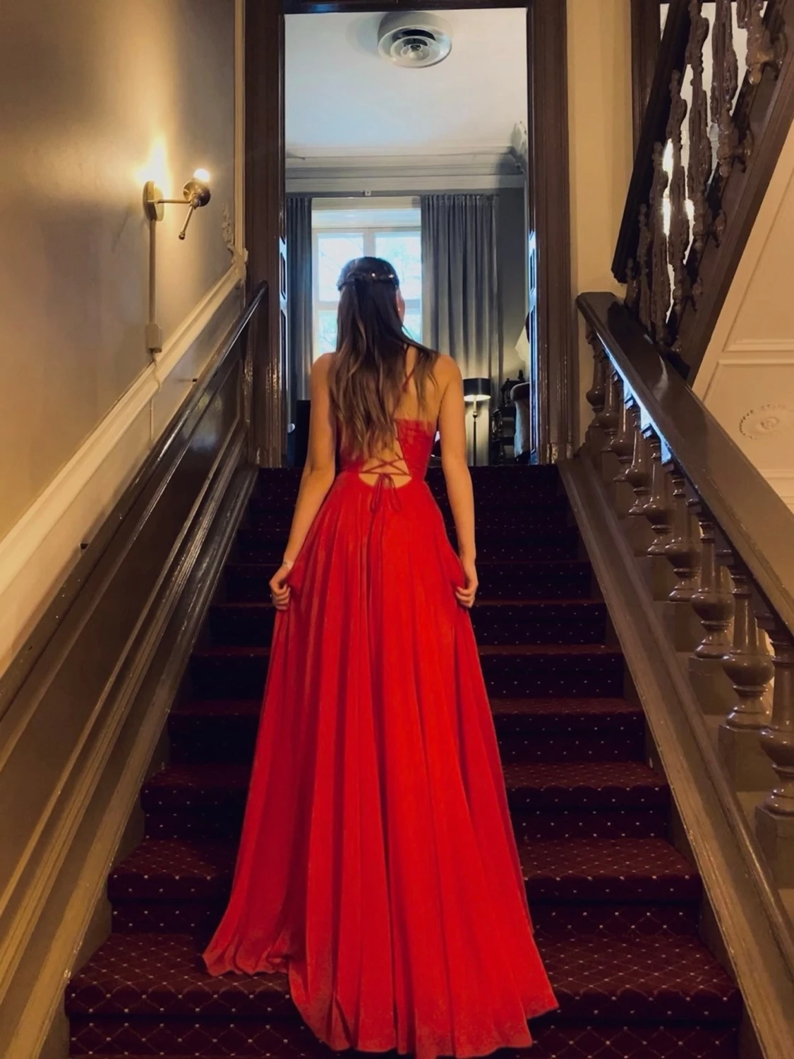 Balklänning med slits och öppen rygg