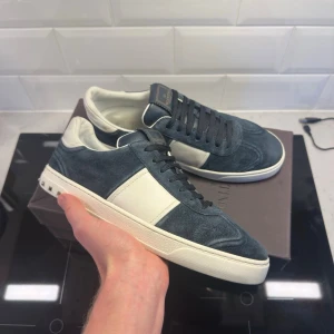 Valentino Flycrew  - Valentino Flycrew skor i nyskick! ALLA nitar kvar | Storlek 42, fråga om innermått vid osäkerhet | Populäraste färgen | Ingår: Box | Hör av dig vid frågor!