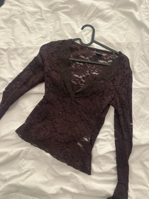 Brun spetsblus från Gina Tricot - Säljer denna bruna spets toppen från Gina Tricot. Har aldrig använt den men har dragit bort prislappen. 😄