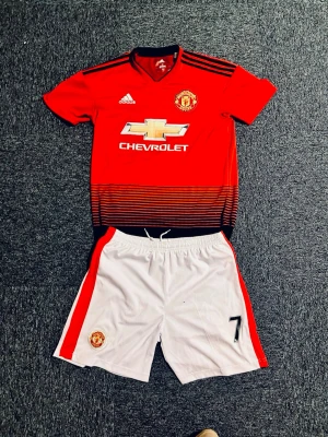 Manchester United Tröja 2018 S + shorts - Jag säljer ett Manchester United hemmaställ från 2018 🔴 • Jag inkluderar både tröja och shorts 👕🩳 • Jag säljer storlek S 📏 • Jag garanterar att tröjan är äkta/original ✅ • Jag bedömer skicket som bra 👍 • Jag säljer röd Adidas-tröja med Chevrolet-sponsor ⭐ • Jag inkluderar vita shorts med nummer • Kolla sista bilden för serienummer😊