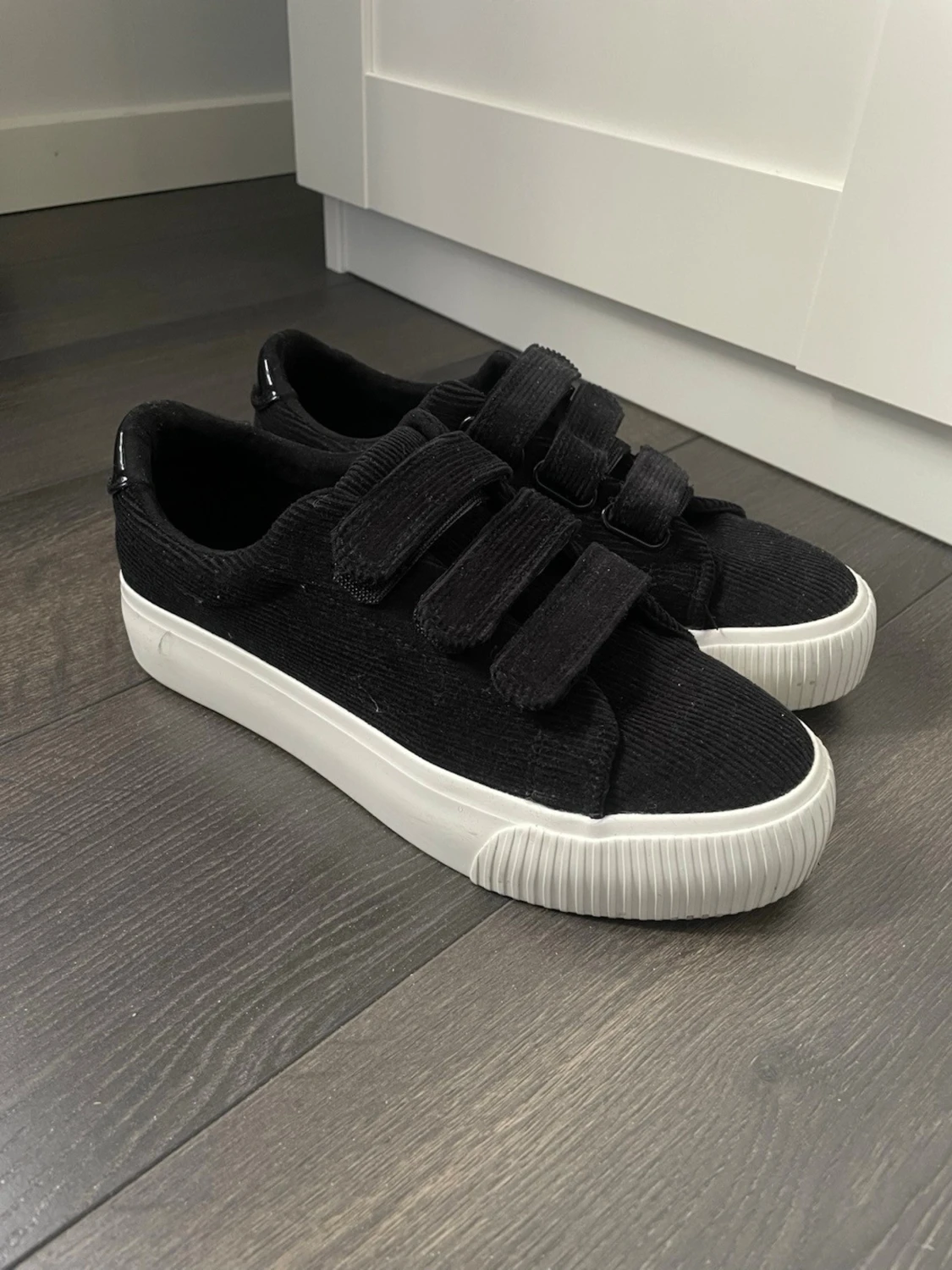 Svarta sneakers med kardborreband