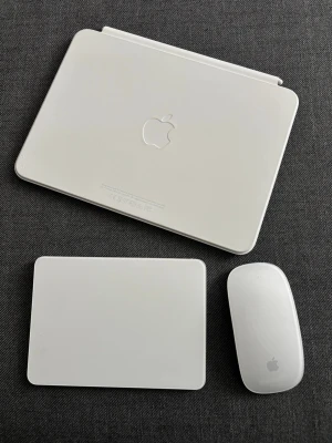 Apple keyboard med mus och musmatta - Säljer ett set med Apple iPad 10 gen tangentbord, med tillhörande mus och musmatta. Inköpta 2024 och allt fungerar i utmärkt skick. Fodralet har små märken. Se bilder.