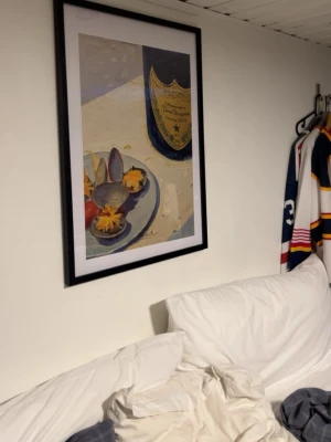 Ardeur Studio UF poster med Dom Perignon-motiv - Snygg poster med motiv av en Dom Perignon-flaska och ett fat med skaldjur och dekorationer. Trycket har en modern, färgstark stil med blå, gula och beige toner. Svart ram INGÅR EJ och motivet ger en lyxig känsla till rummet. Size A2