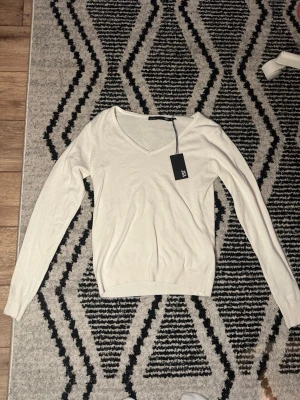 Vit v-ringad tröja - Säljer en vit tröja från lager 157 med prislapp och har aldrig använts 💞😊