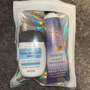 Handkräm & handsprit Bath & Body Works - Set med Frosted Coconut Snowball sheasmör handkräm och Fresh Sparkling Snow antibakteriell återfuktande handsprit från Bath & Body Works. Luktar sååå gott men har tyvärr för många 😅Värde 150kr i Europa 