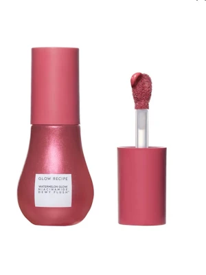 Glow Recipe Watermelon Glow Berry Flush - NY! Flytande mini rouge från Glow Recipe i ”Berry flush”. Hudvård och smink i ett. Perfekt mini storlek för att ha i necessären eller om man vill testa den. Original pris för fullsize: 419:-