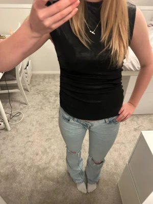 Svart topp - Svart topp som är lite glittrig, använd någon enstaka gång💕 Tveka inte att skriva om du är intresserad eller vill ha fler bilder. Pris kan diskuteras❤️