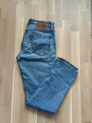 Levis 511 ljusblåa  - Säljer nu dessa snygga ljusblåa Levis jeansen i modellen 511. Använt ett väldigt fåtal gånger. Storlek 30/32. Utmärkta nu till våren och sommaren. Hojta vid fler frågor!