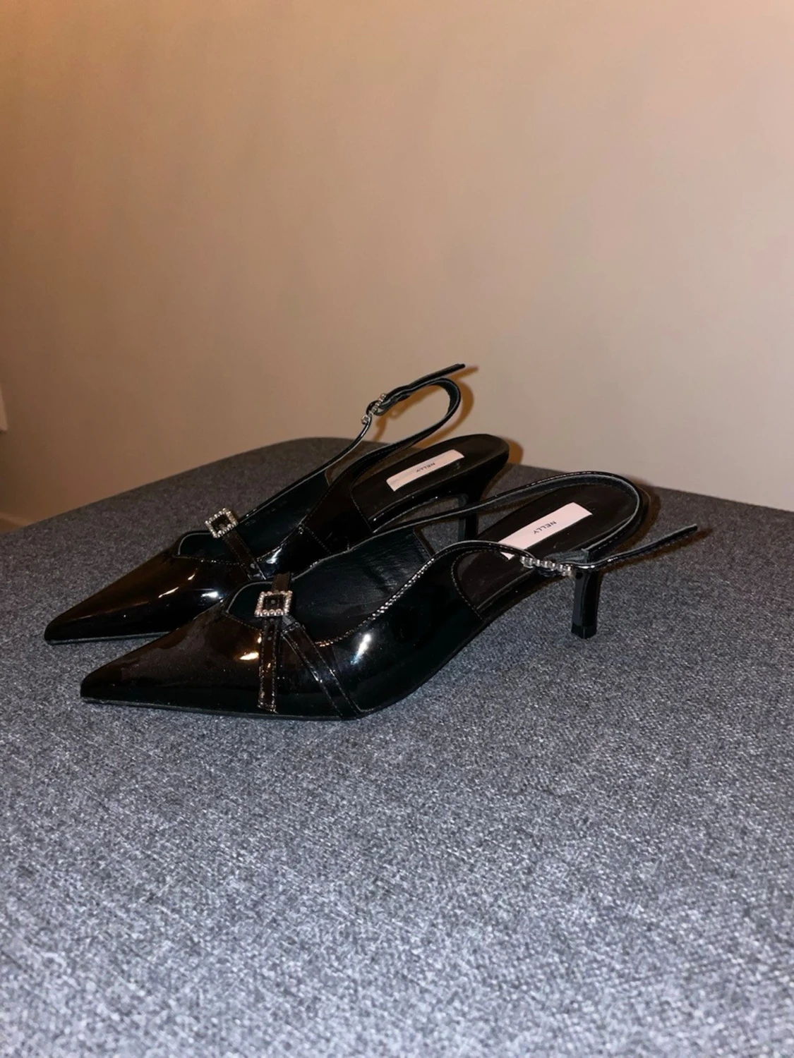 Svarta lackpumps med strassdetalj - 2