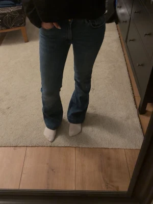 Mörkblåa only jeans  - Mörkblåa only jeans som tyvärr är för korta för mig. De är uppsydda men det syns verkligen inte. För korta för mig som är 160. Knapp använda så jättefint skick!! Modellen är flare och de är väldiga sköna, ganska stretchiga. Säljer likadana i grå här på min plick😍