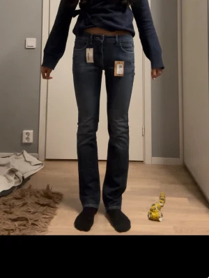 Acne jeans - Säljer dessa jättefina bootcut jeans från Acne. Köptes från Sellpy och har fortfarande prislappen kvar. Storlek 29/32. Säljer för att de inte passar mig. ❣️