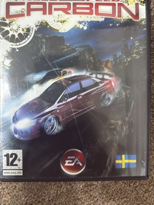 Need for Speed: Carbon – PC, komplett med box + manual - Säljer Need for Speed: Carbon till PC. Komplett fysisk utgåva med: 	•	Originalbox 	•	Manual 	•	1 spelskiva (små repor men fungerar utan problem)Serienummer/CD-key finns med i manualen (visas ej på bilder av säkerhetsskäl). ⚠️ OBS: PC-version, fungerar inte på konsol.  📦 Skickas som mellanstorlek paket för att skydda boxen.                                                                💰 Pris: 199 kr 